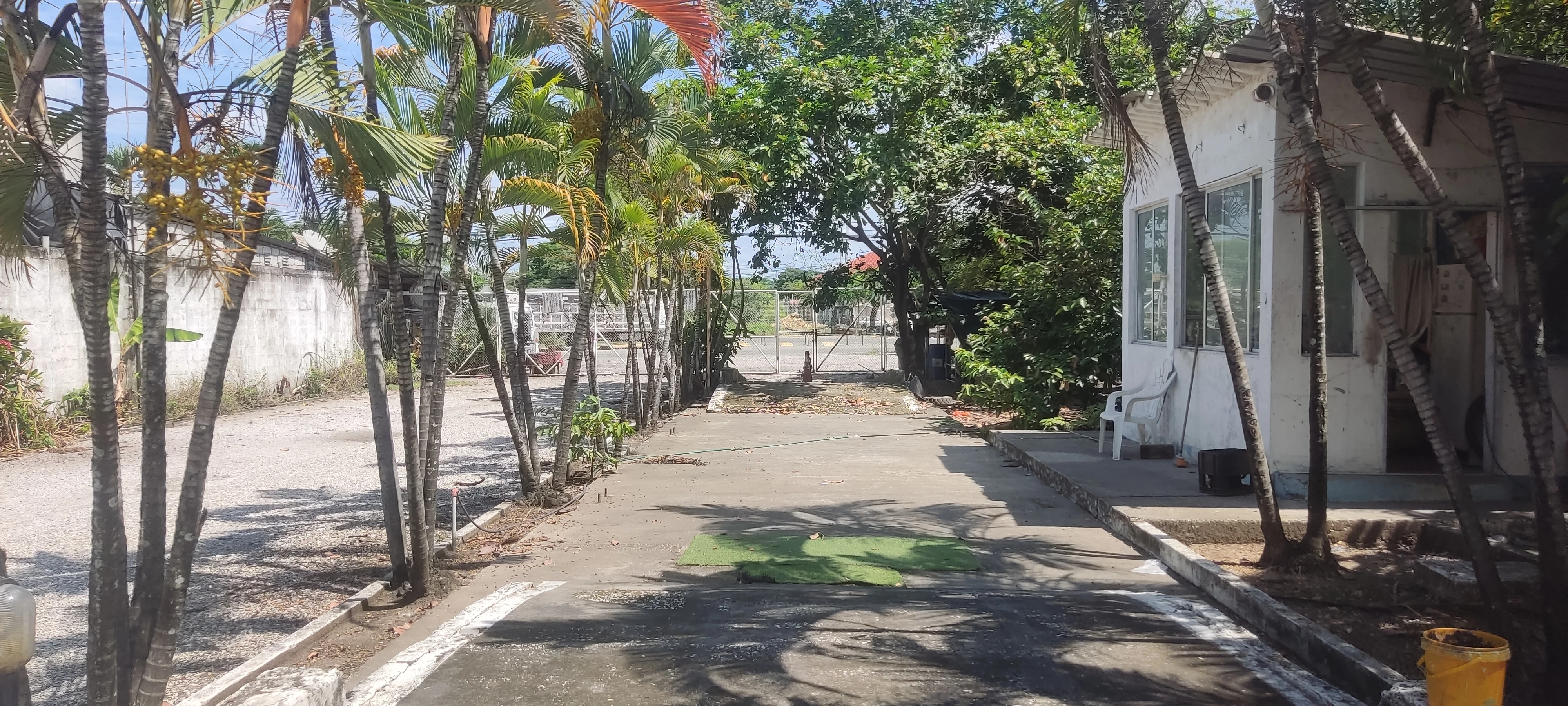 Entrada principal con garita